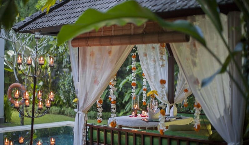 IN VILLA DINING DECO